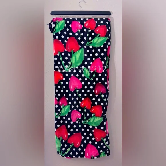 BETSEY JOHNSON Blanket Ultra Soft Plush Throw - Black Cherries - Picture 3 of 3